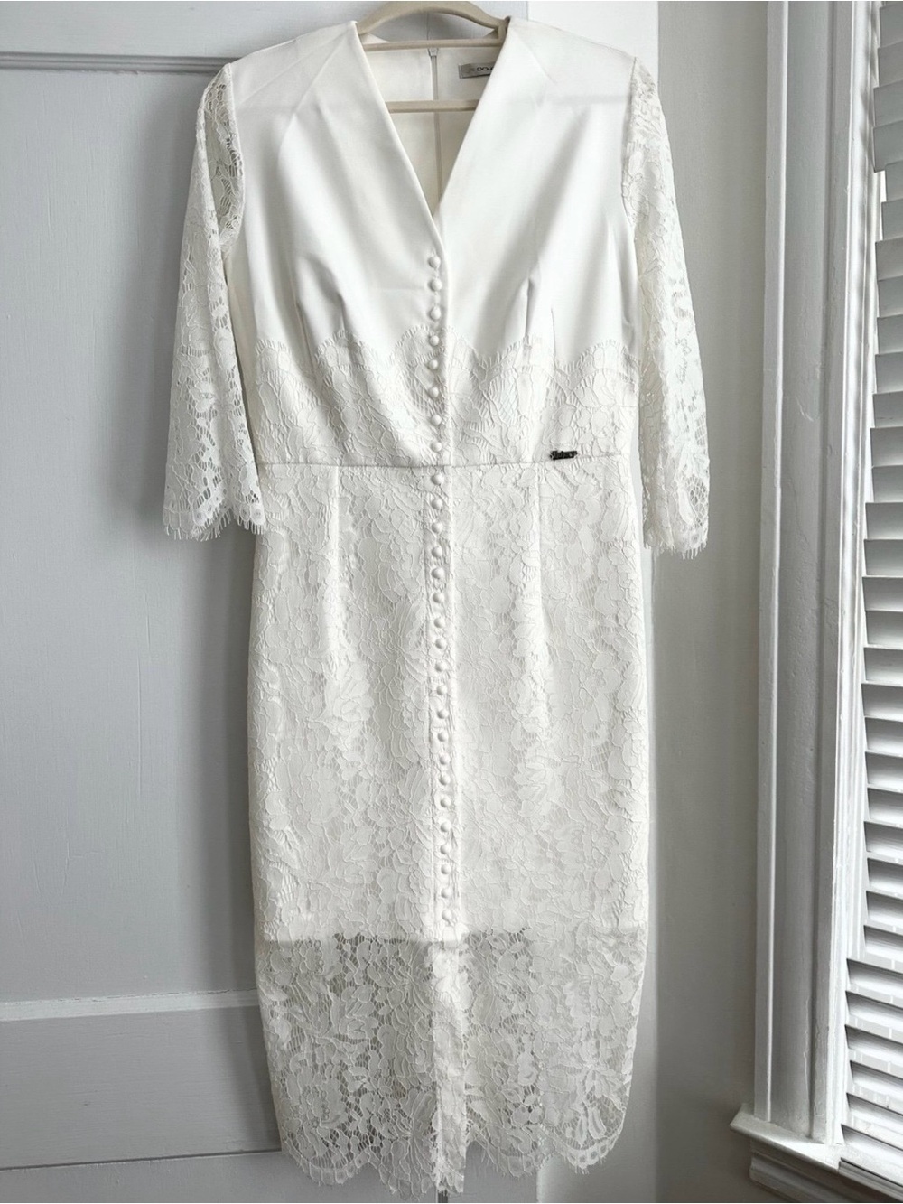Elegant White Lace Midi Dress with Button Front size M